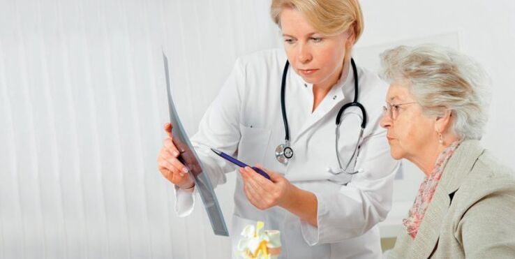 лекар предписва лечение за болки в долната част на гърба